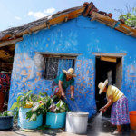 Des mexicains lavent l'entrée de leur maison
