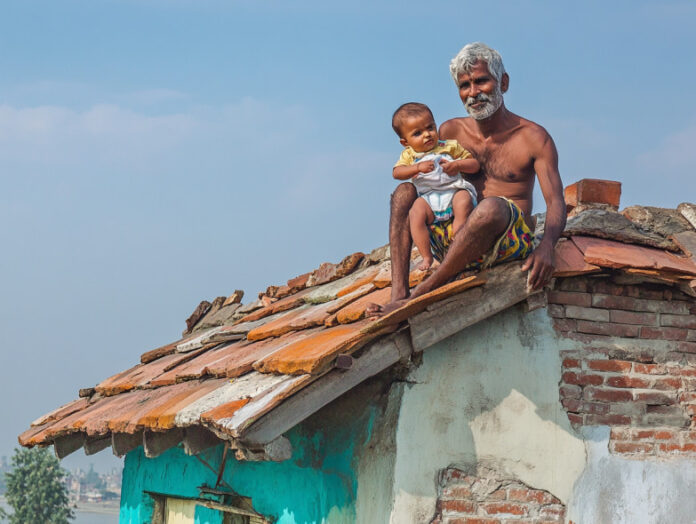 Lancer de bébé en Inde