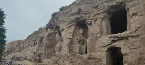 Grottes avec statues creusées à même la roche