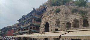 Grottes avec statues creusées à même la roche