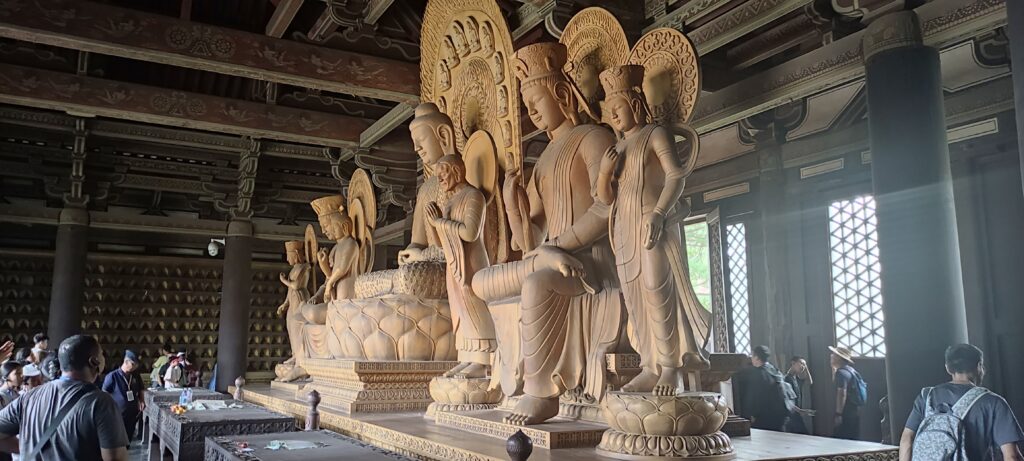 Statues bouddhistes en bois