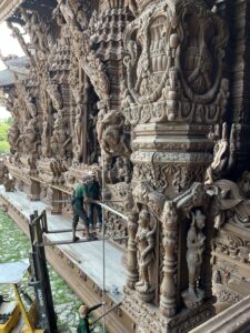 Façade en bois du sanctuaire de la vérité